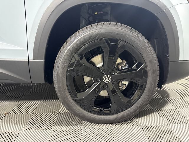 2026 Volkswagen Taos SE Black