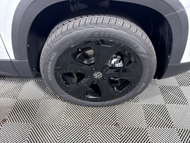 2026 Volkswagen Taos SE Black