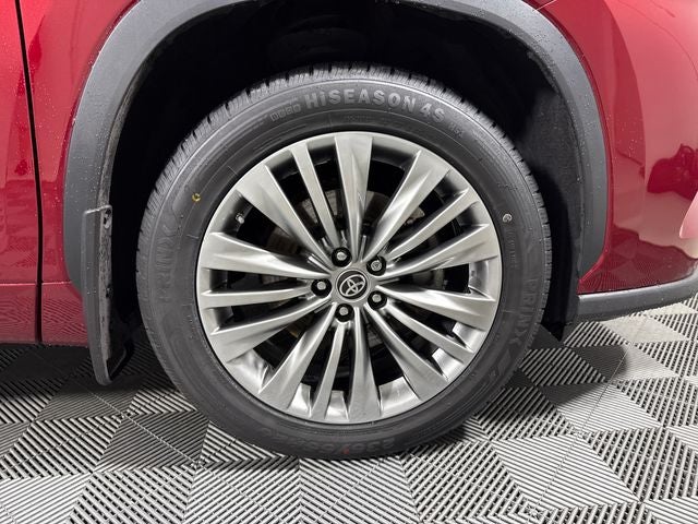 2022 Toyota Highlander Hybrid Platinum
