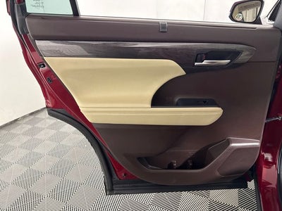 2022 Toyota Highlander Hybrid Platinum