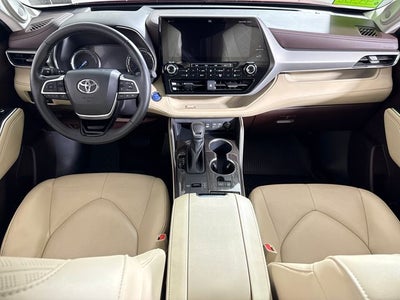 2022 Toyota Highlander Hybrid Platinum