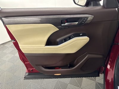 2022 Toyota Highlander Hybrid Platinum