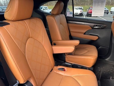 2023 Toyota Highlander Hybrid Platinum