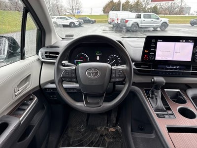 2022 Toyota Sienna LE 8 Passenger