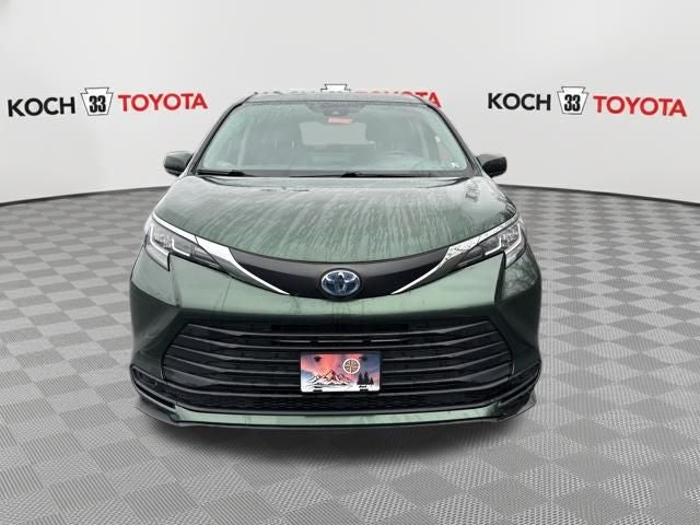 2022 Toyota Sienna LE 8 Passenger