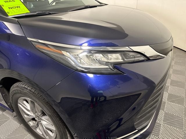 2022 Toyota Sienna XLE 8 Passenger