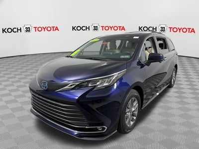 2022 Toyota Sienna XLE 8 Passenger