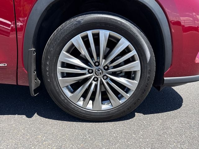 2022 Toyota Highlander Hybrid Platinum