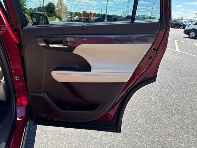 2022 Toyota Highlander Hybrid Platinum