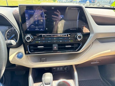 2022 Toyota Highlander Hybrid Platinum