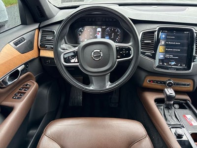 2022 Volvo XC90 T6 Momentum