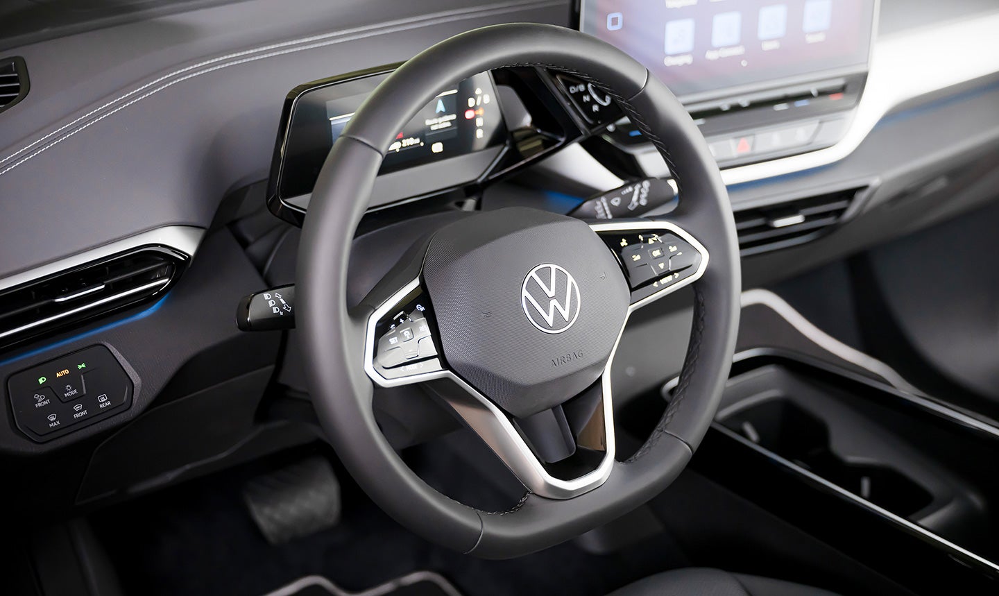An interior shot of the cockpit area in an ID.4 AWD Pro S Plus shows the steering wheel.